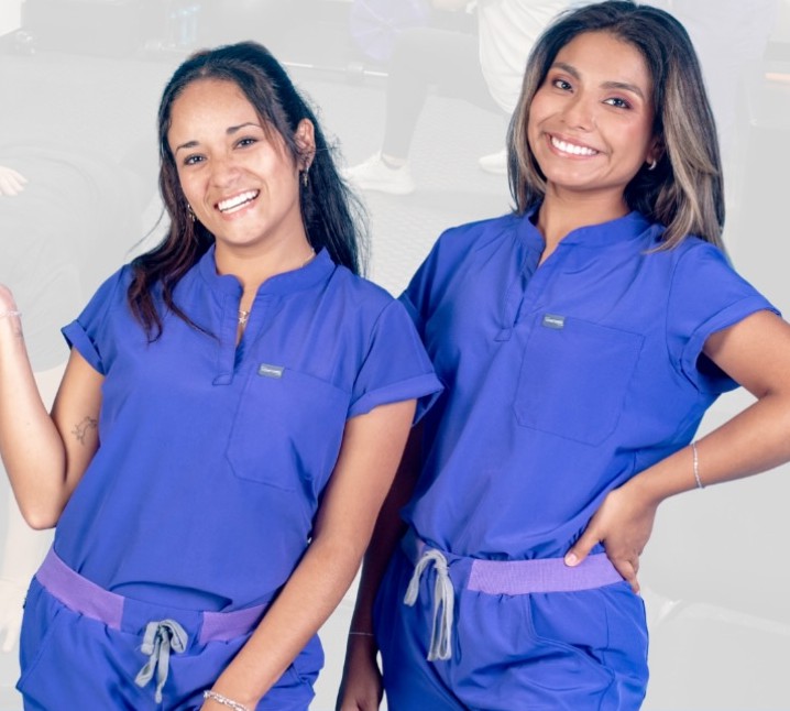 Jimena Chero y Laly Lalupú, fisioterapeutas de NEOTherapy, con su uniforme índigo